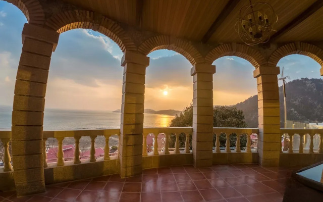 Laoshan Swan Castle Vacation Garden B&B