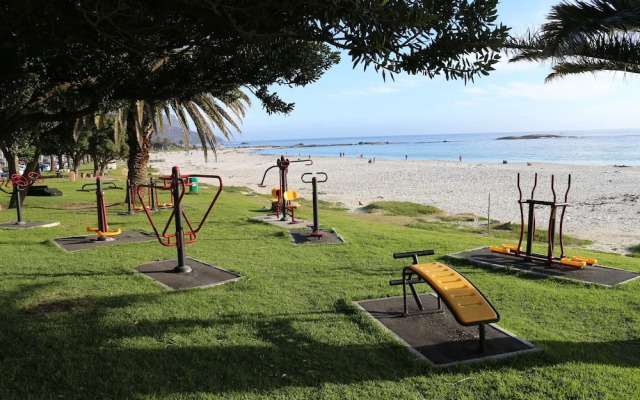 Camps Bay Holiday Home - Walk to the Beach