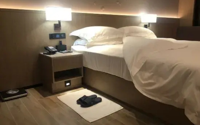 Qionghai Changlong Hotel (Yinhai Zaliang Street)