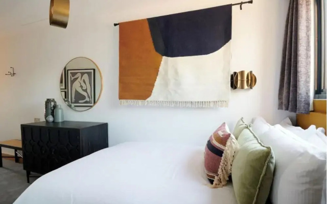 Central Stays by REMOTLYS.com