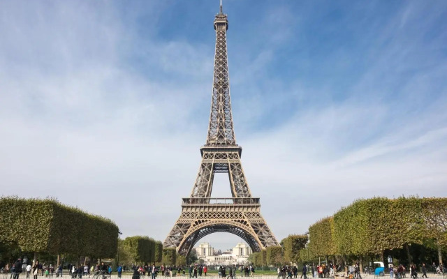 Chic and comfortable apart near Paris