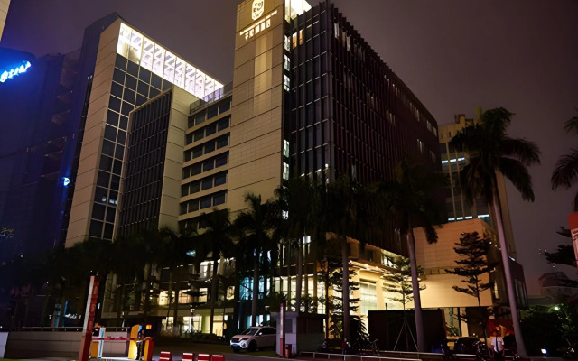 The Thousand Lantern Lake Hotel