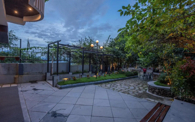 Summit Bougainvillea Tea Resort