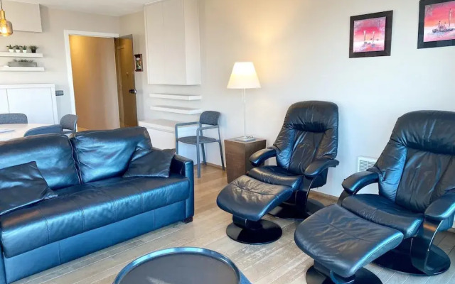 Sea Wall Retreat With Views