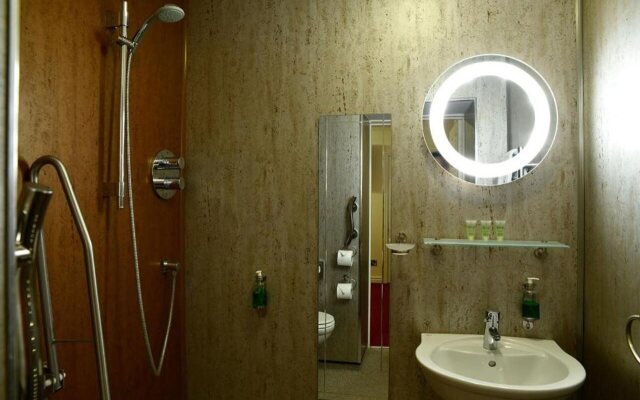 The Knighton Apartment by Paymán Club