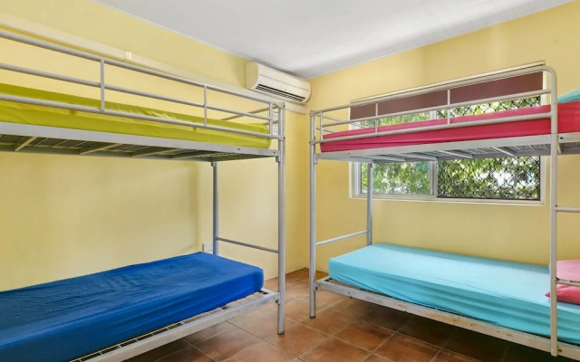 Dolphins Beach House - Hostel