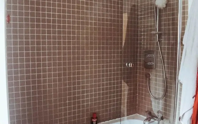 2 Bedroom Flat w Office in Tooting Broadway