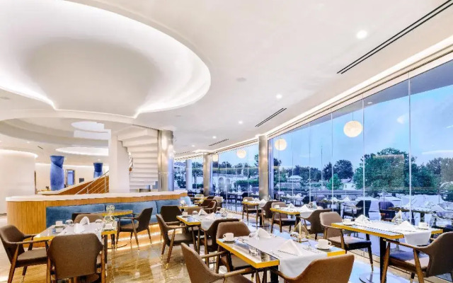 Alexandra Elegance Bridging Generations