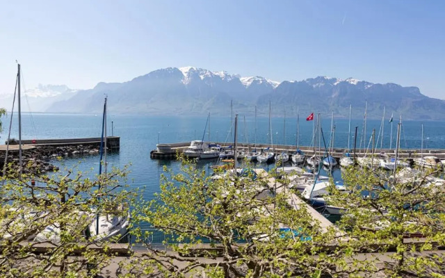 Lakeside Apartment with panoramic view on the lake