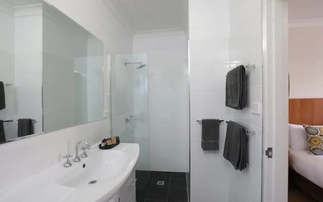 Cadman Motor Inn & Apartments