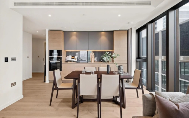 Stunning two Bedroom Docklands Apartment With Balcony