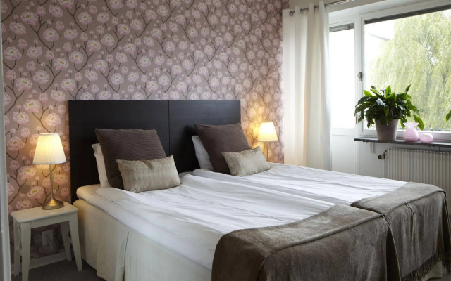 Riverside Hotel & Apartments