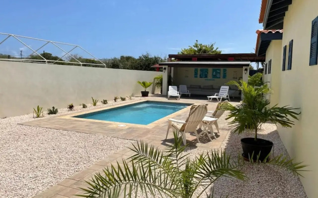 Tranquil 2br2ba Close to the Beach Shared Pool