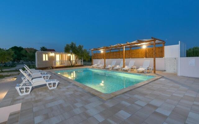 Ani - with pool - SA4(2)