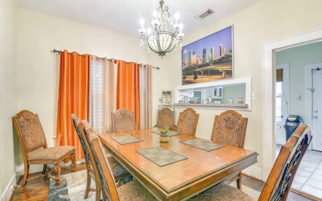 ~ Half-mi to Galveston Seawall: Apartment w/ Deck!