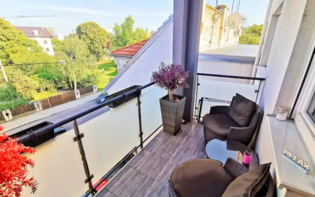 New elegant apartment with free parking and wifi