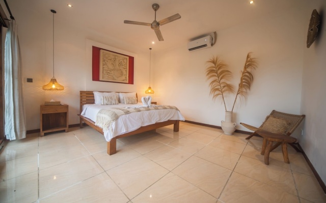 3BR Villa White Rose Central Canggu – Guest Rooms – Tibubeneng