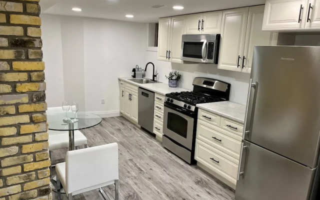 Adorable 1 Bedroom Suite With Kitchen &