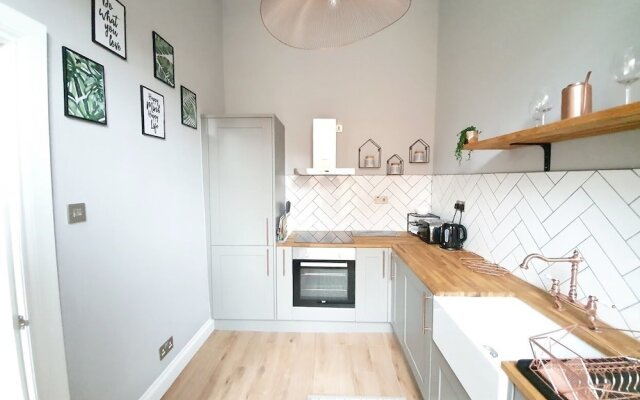 Unwind in a Bright Airy Victorian Apartment in West End!