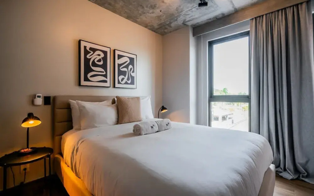 w Stunning 2BR w Great Deco in Centriqo