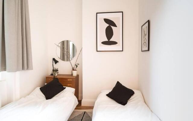 Spacious 2 bedroom sea view flat. Sleeps 6