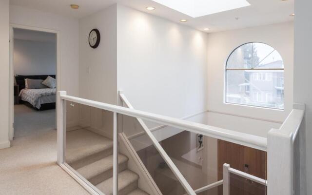 Convenient to Attractions & Close To Airport