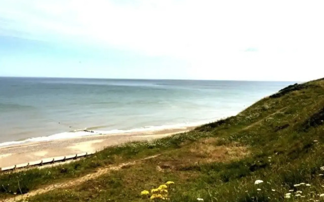 Beautiful 2 Bedroom 6 Berth Seaside Caravan
