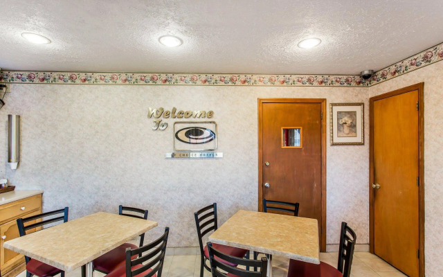 Econo Lodge North
