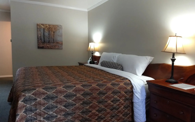 The Lodge At West River