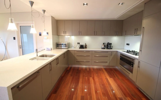 Sunny Sandy Bay Apartment