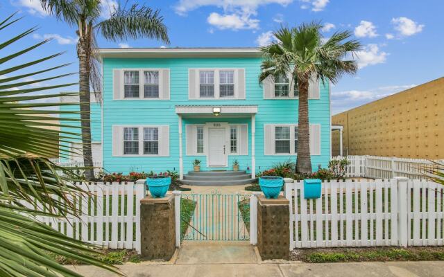 The Turquoise Turtle 4 Bedroom Home
