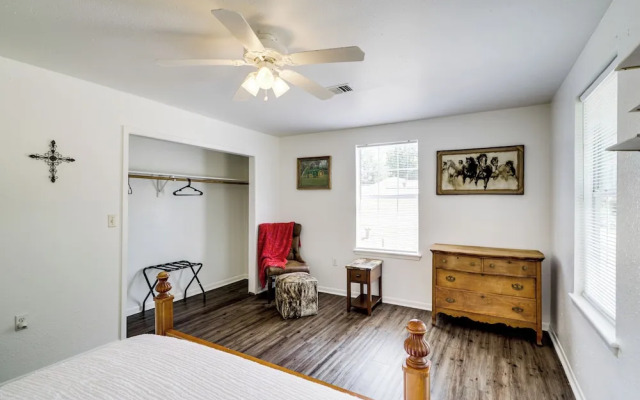 Wine Tours & Antiquing: Townhome Near Dtwn Brenham