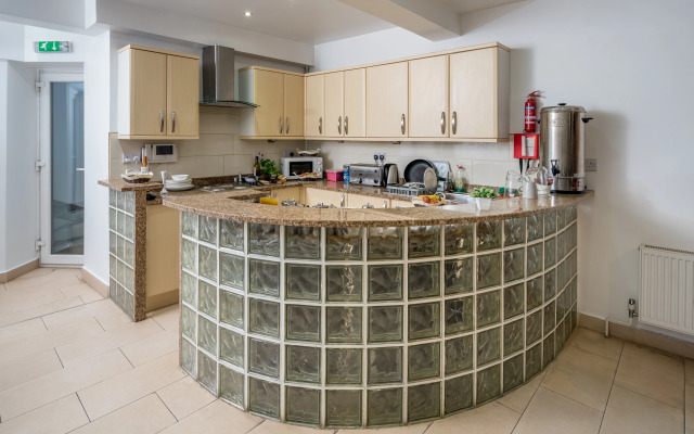 OYO Abbey Hotel, London Shepherd's Bush Market