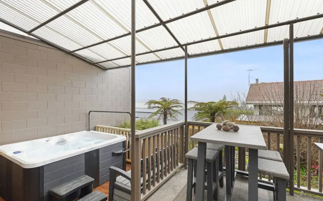 Lakeview Escape with spa - sauna - patio