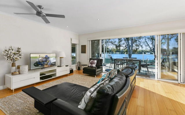 Stunning River House - 51 Hilton Esplanade