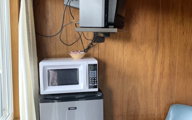 Curley's Resort & Dive Center