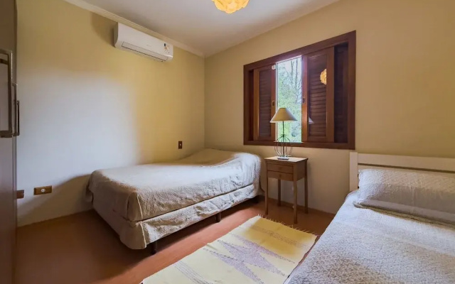 Espaço gourmet e home-office na Granja Viana