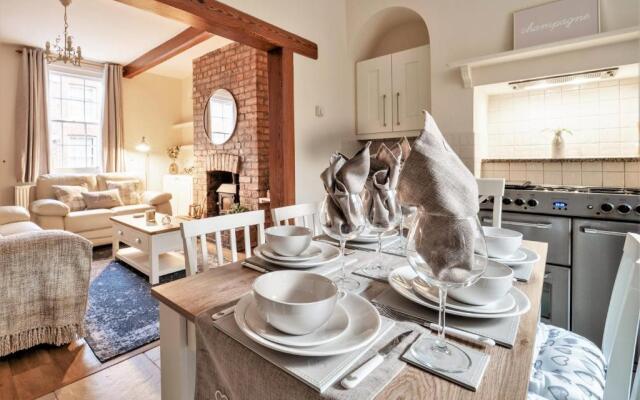 The Cottage in Chester, Sleeps 6 with FREE Parking