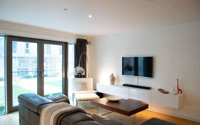 Stunning 2 Bedroom Apartment On The River Thames