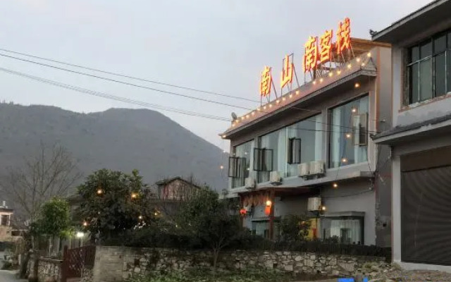Xingyi Nanshannan Inn