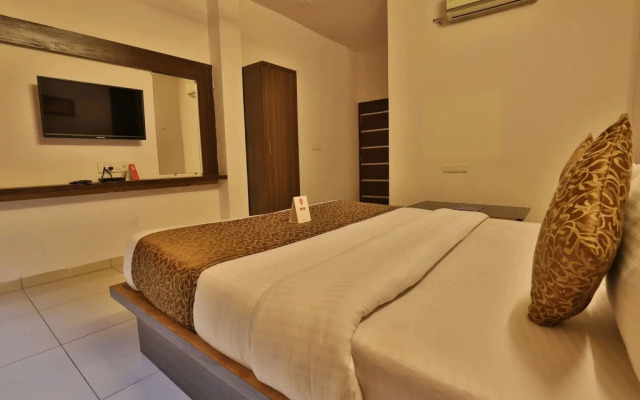 OYO 11649 Hotel Mahima