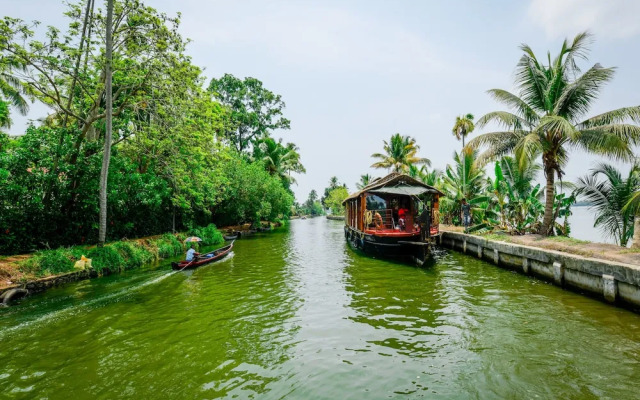 OYO 13525 HouseBoat My Trip Deluxe 3 BHK Private