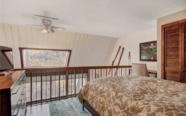 Invitingly Furnished 1 Bedroom - Miner's Candle 4