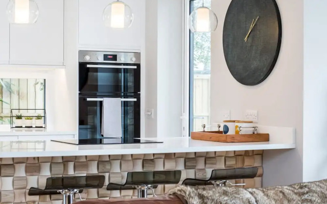 Stylish new Home With Parking - King Beds Garden