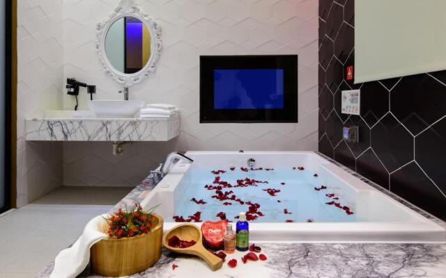 Chen He Spa Motel