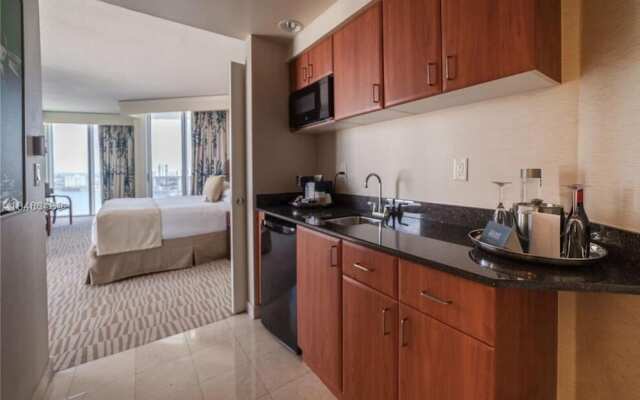 Fabulous Waterfront 2BR 2BA Trump Tower Apartment 6 Guests