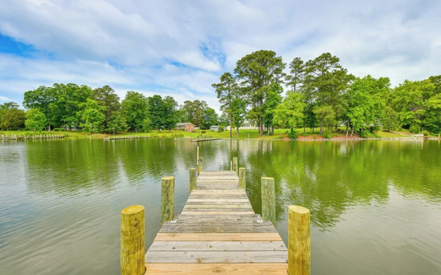 Riverfront Virginia Home - Dock, Fire Pit & Kayaks
