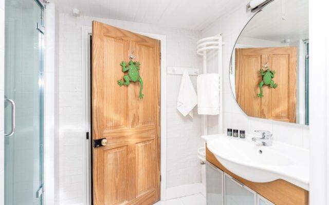 The Modern Classic - Contemporary & Elegant 3bdr Home