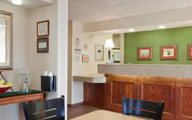 Wingate By Wyndham Liverpool/syracuse