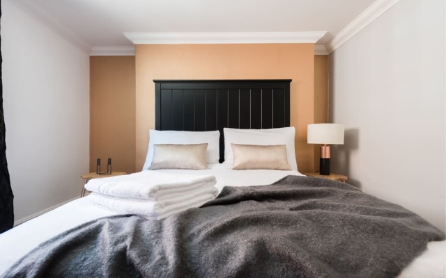 The Historic Gem - Sleek & Central 3BDR Maisonette